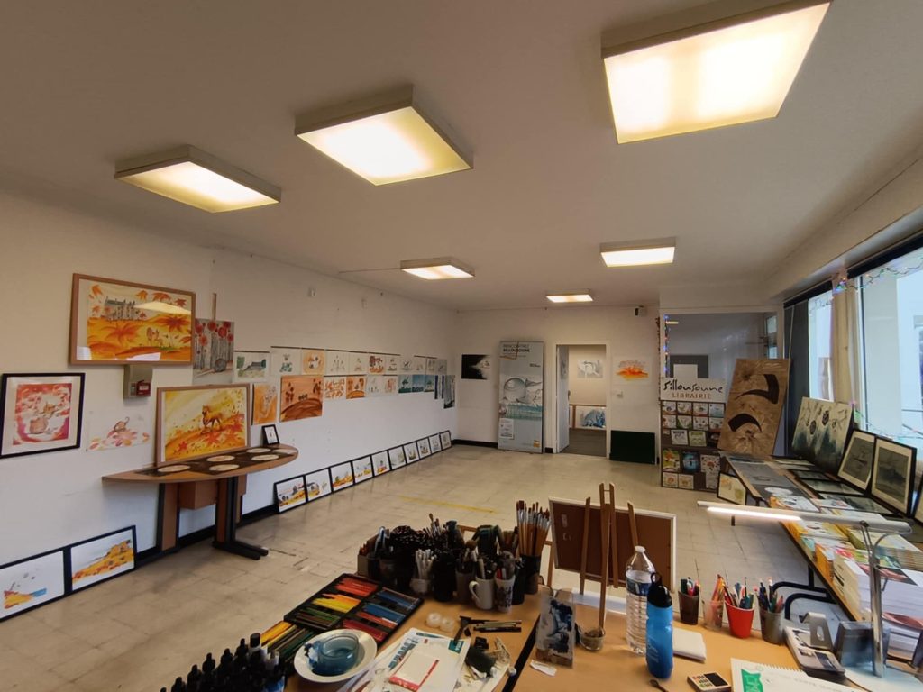 Lieu transformé : ancien guichet postal devenu atelier-galerie